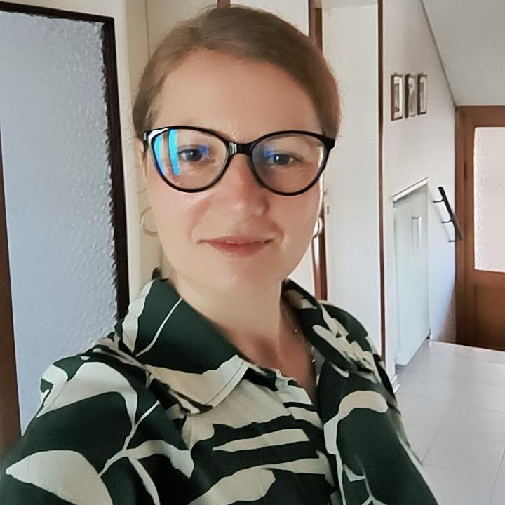 Ionela R
